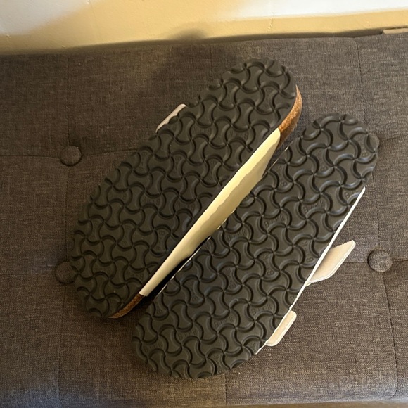 Birkenstock bid buckle Cream Sandals with Gold Buckles - Picture 4 of 9